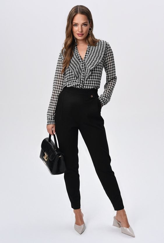 Czarne cygaretki z ozdobnymi guzikami