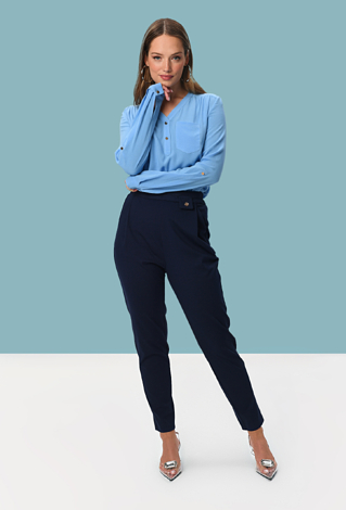 Granatowe cygaretki z ozdobnymi guzikami