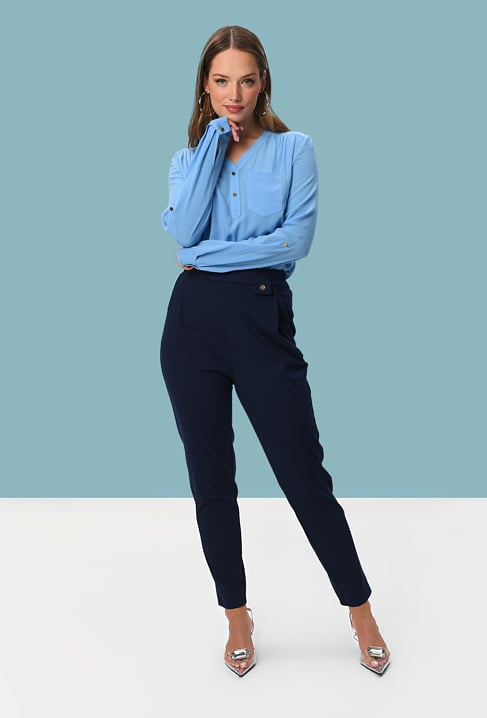 Granatowe cygaretki z ozdobnymi guzikami