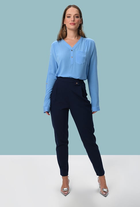 Granatowe cygaretki z ozdobnymi guzikami