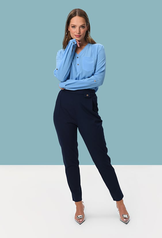 Granatowe cygaretki z ozdobnymi guzikami