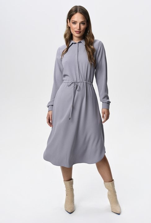 Prosta sukienka w kolorze niebieskim