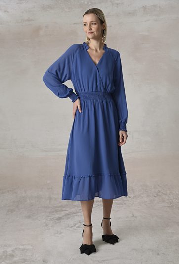 Zwiewna niebieska sukienka