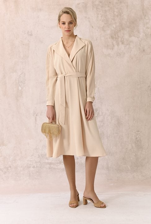 Sukienka z wiązaniem w pasie