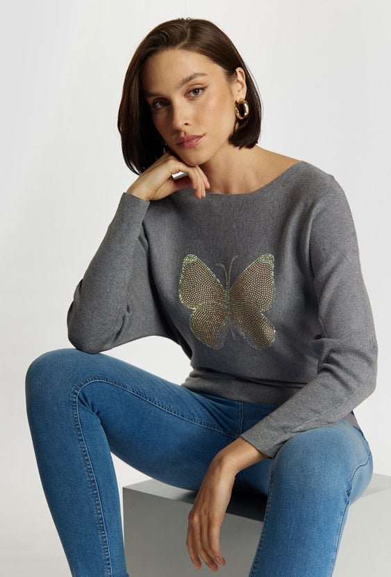 Sweter z dżetowym motylem