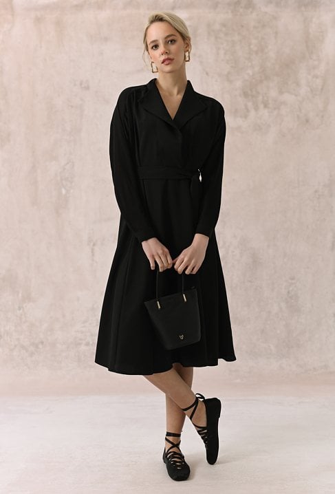 Sukienka z wiązaniem w pasie