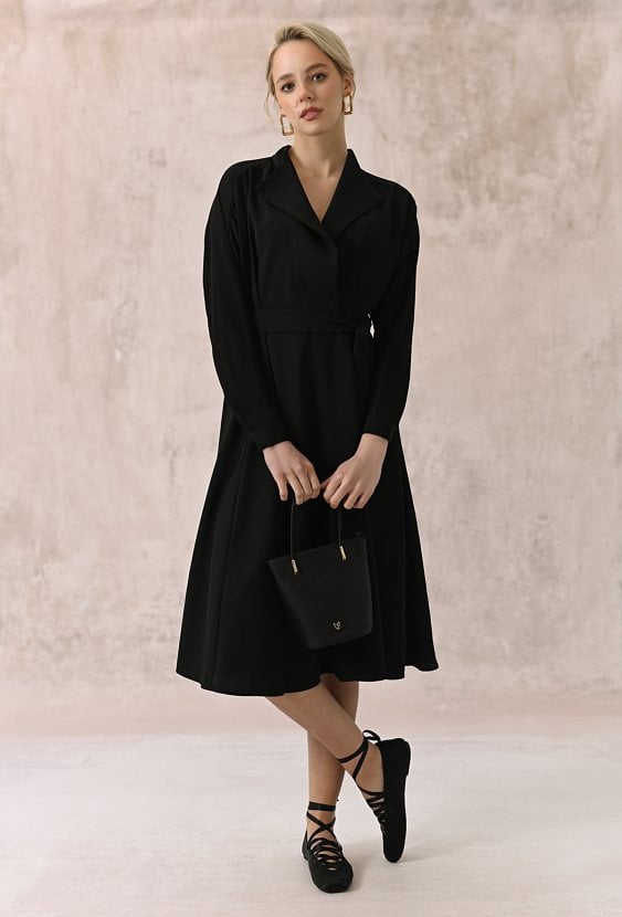 Sukienka z wiązaniem w pasie