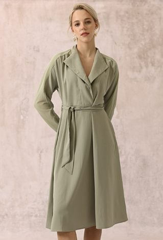 Sukienka z wiązaniem w pasie