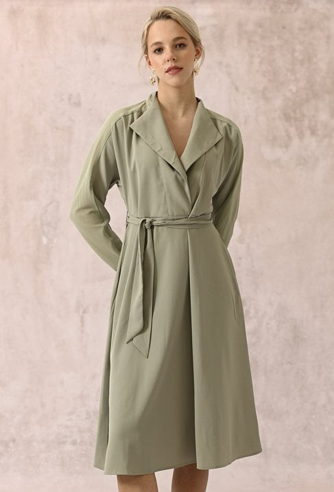 Sukienka z wiązaniem w pasie