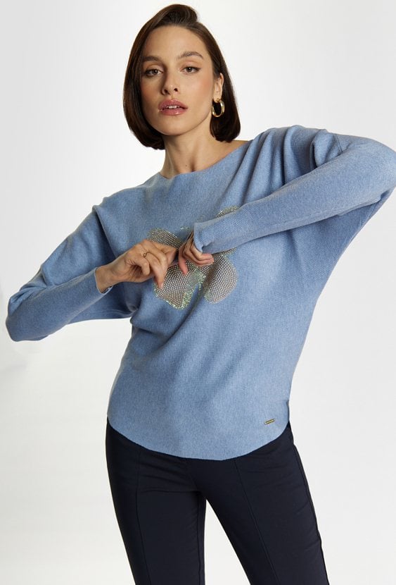 Sweter z dżetowym motylem