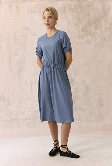 Sukienka o prostym fasonie