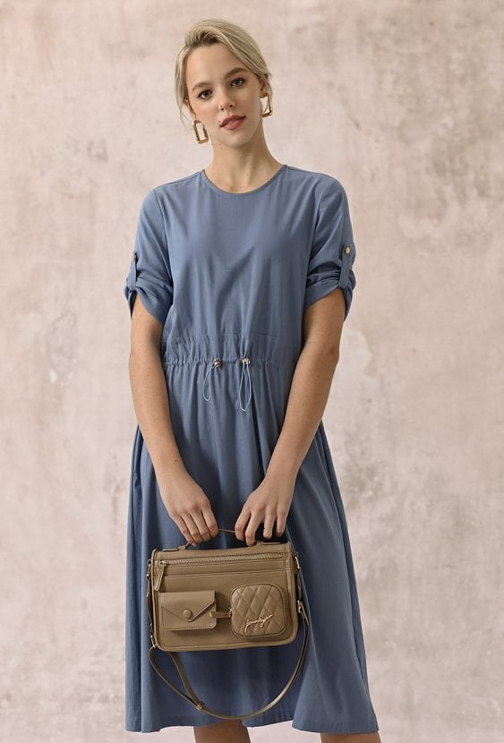 Sukienka o prostym fasonie