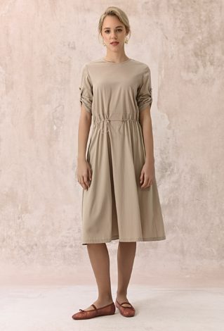 Sukienka o prostym fasonie