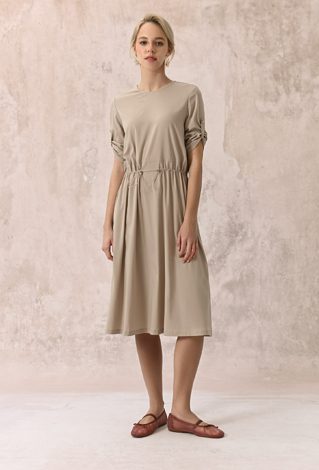 Sukienka o prostym fasonie