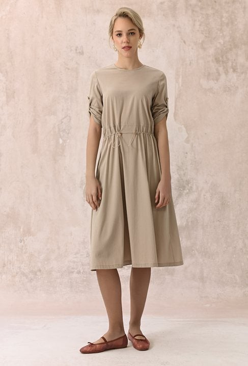 Sukienka o prostym fasonie