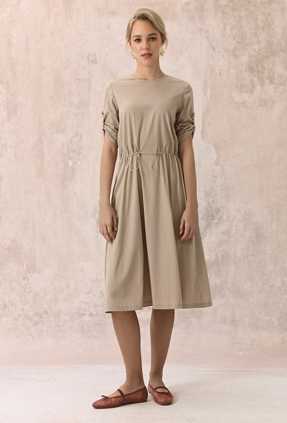 Sukienka o prostym fasonie