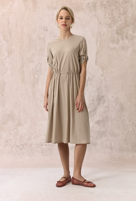 Sukienka o prostym fasonie