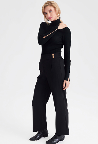 Czarne spodnie z ozdobnymi guzikami