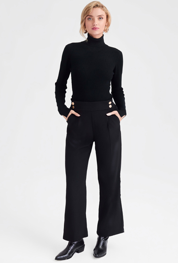 Czarne spodnie z ozdobnymi guzikami