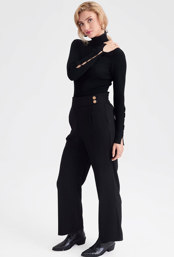 Czarne spodnie z ozdobnymi guzikami