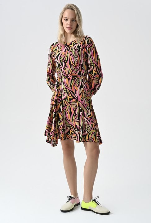 Wiskozowa sukienka w energetyczny print