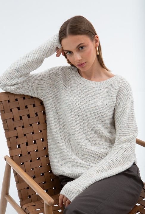 Sweter z kolorową włóczką