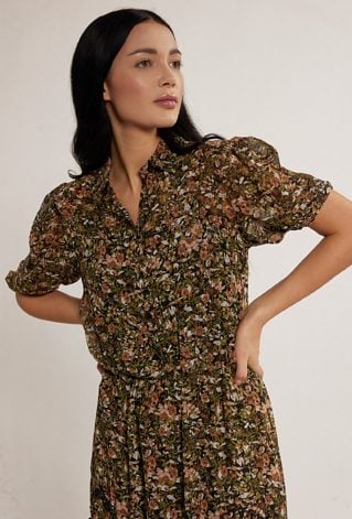 Wzorzysta sukienka z falbaną