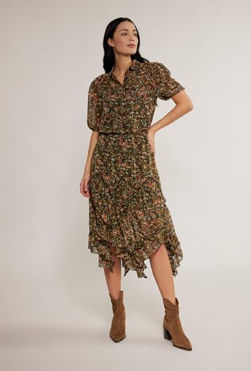 Wzorzysta sukienka z falbaną