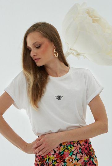 Biały T-shirt z grafiką pszczoły