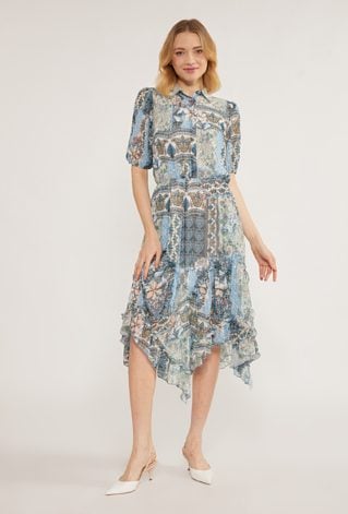 Wzorzysta sukienka z falbaną