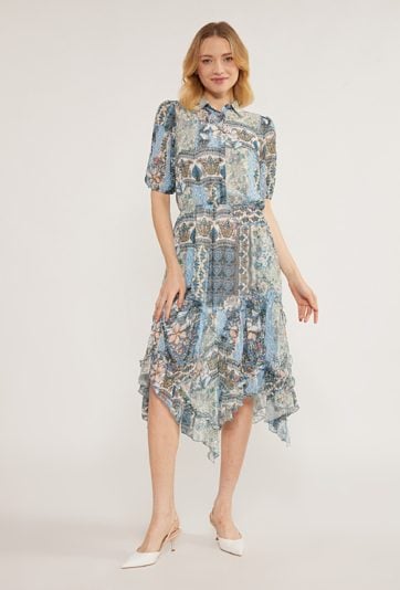 Wzorzysta sukienka z falbaną