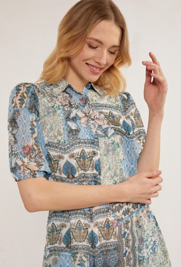 Wzorzysta sukienka z falbaną