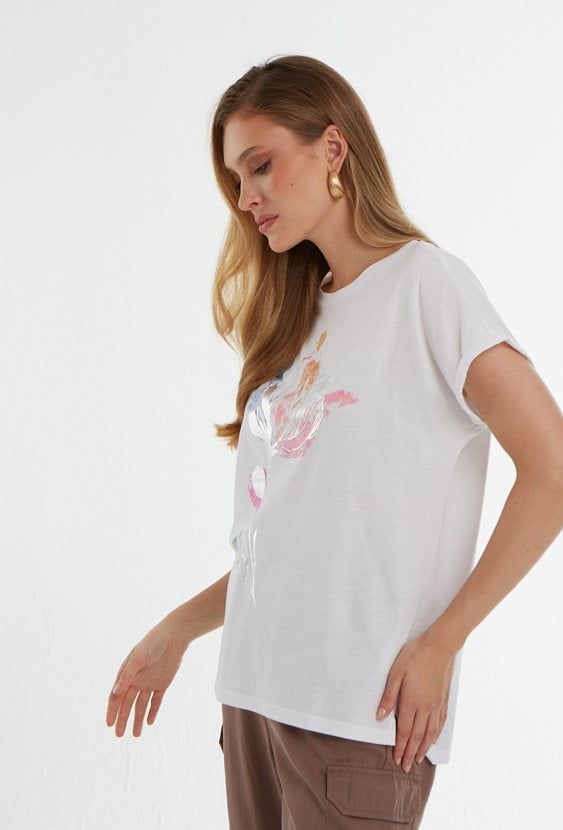 Biały t-shirt z grafiką kwiatu