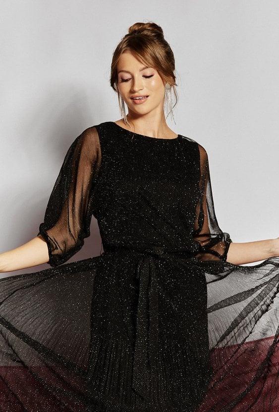 Czarna sukienka z połyskiem