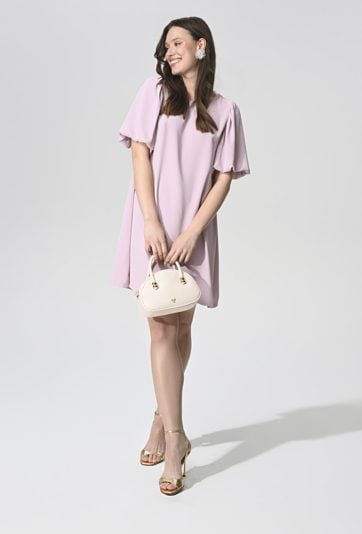 Sukienka o prostym kroju z bufkami na ramionach