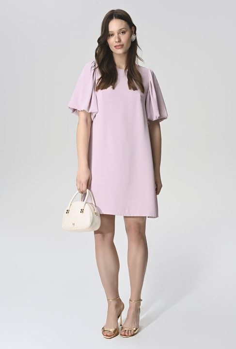 Sukienka o prostym kroju z bufkami na ramionach