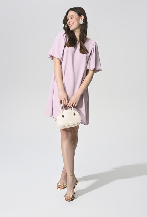 Sukienka o prostym kroju z bufkami na ramionach