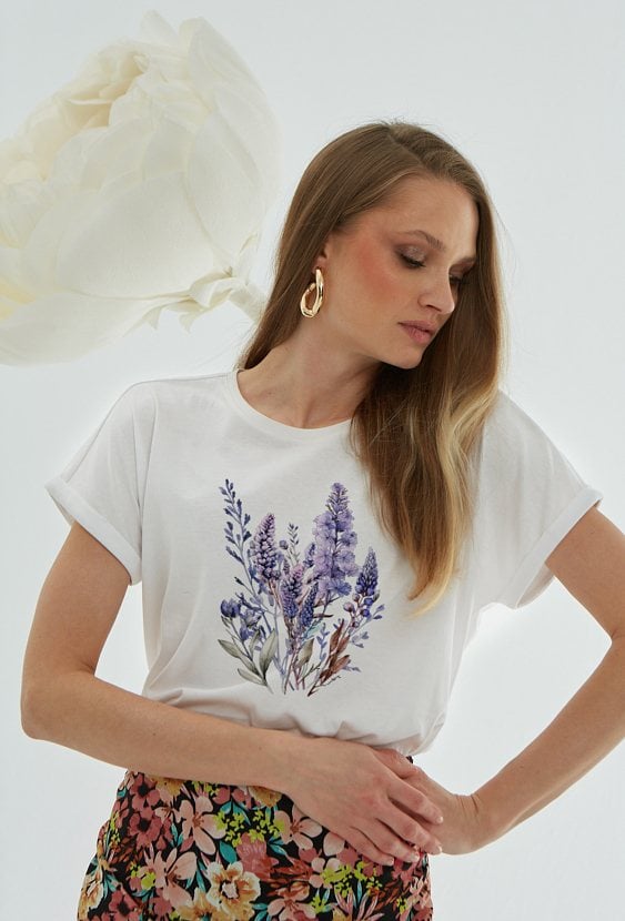 Biały t-shirt z grafiką kwiatu