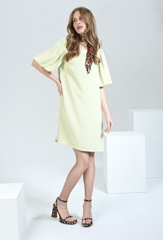 Sukienka o prostym kroju z bufkami na ramionach