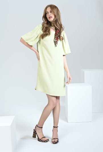 Sukienka o prostym kroju z bufkami na ramionach