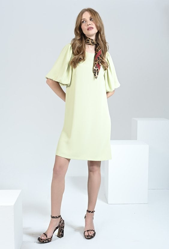 Sukienka o prostym kroju z bufkami na ramionach