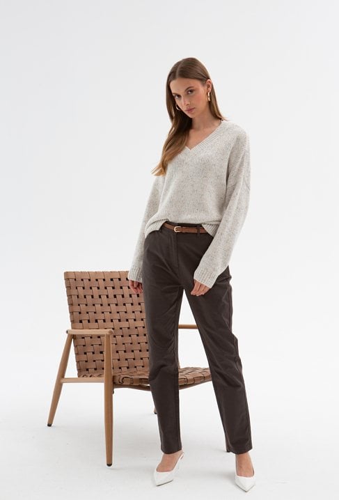 Sweter w serek z kolorową włóczką