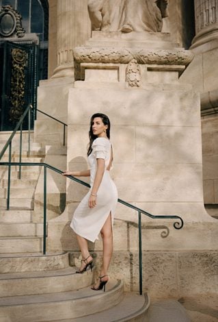 Sukienka z odkrytymi plecami