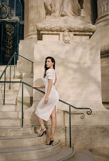 Sukienka z odkrytymi plecami