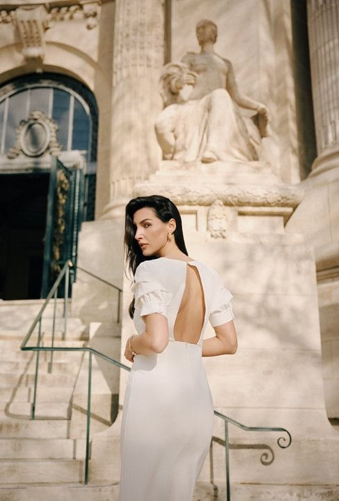 Sukienka z odkrytymi plecami