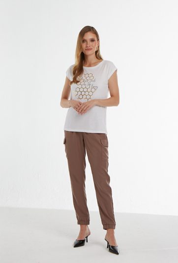 Biały t-shirt z dżetową aplikacją