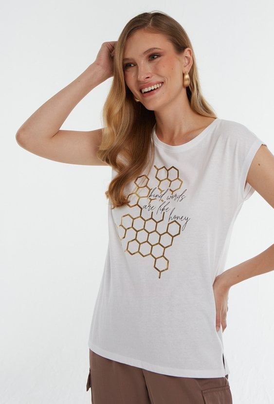Biały t-shirt z dżetową aplikacją
