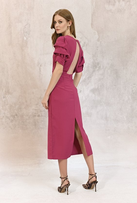 Sukienka z odkrytymi plecami