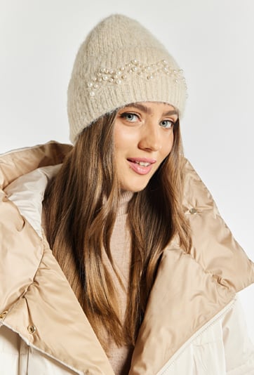 Czapka damska z koralikami