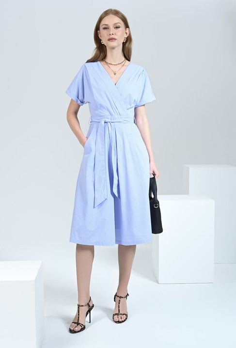 Kobieca sukienka w błękitnym kolorze